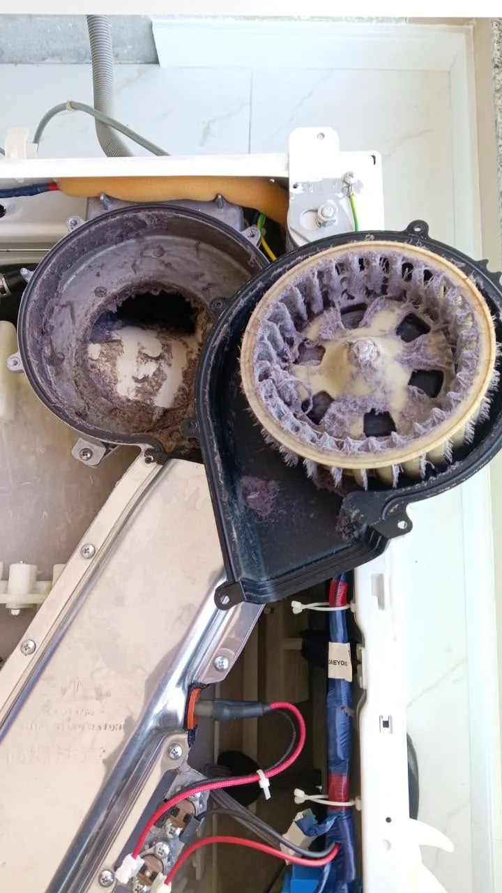 Duto e turbina de lava e seca com acúmulo de resíduos antes da limpeza